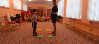 Игра с цветными листами (работа над чувством ритма)